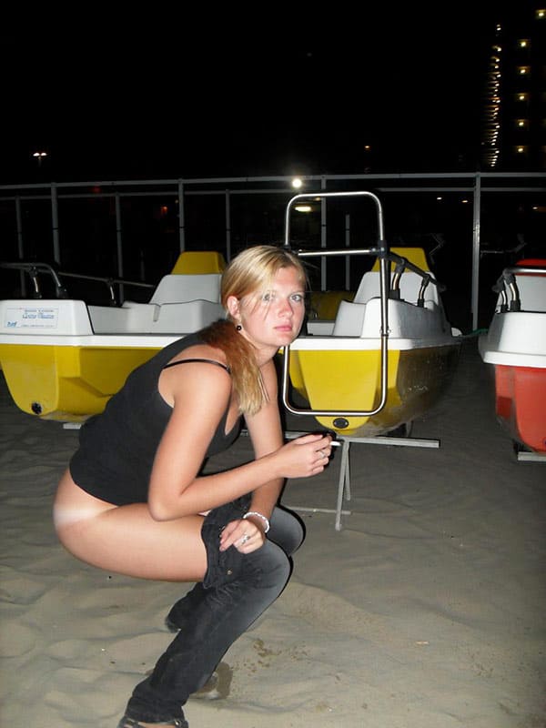 Русские девушки писают на пляже подсмотренное 14 фото
