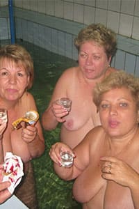 Пьяные русские бабушки отдыхают в сауне