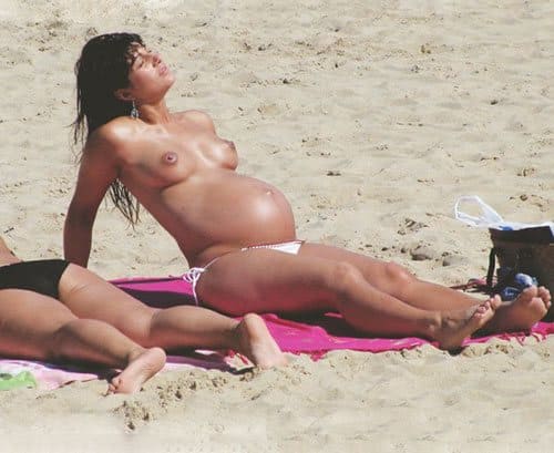 Фото беременных девушек нудисток на пляже 25 фото