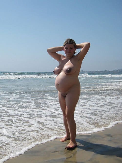 Фото беременных девушек нудисток на пляже 3 фото