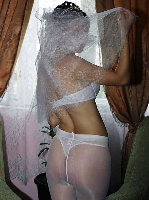 Сексуальные невесты в белых чулках с подвязками 14 фото