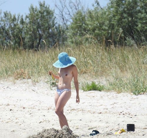 Три подруги на пляже загорают голые не стесняясь друг друга 18 фото