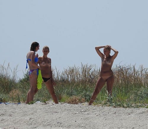 Три подруги на пляже загорают голые не стесняясь друг друга 4 фото