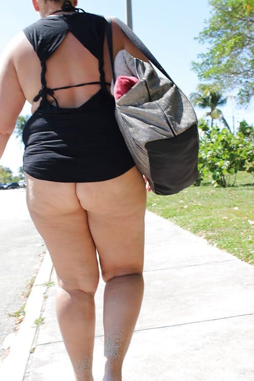 Незаметно снимаем молодую толстушку по пути на пляж 1 фото