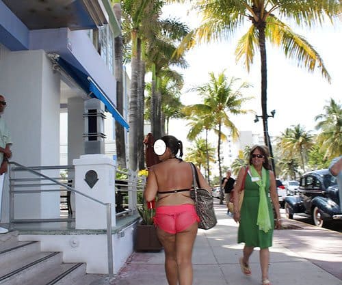 Незаметно снимаем молодую толстушку по пути на пляж 10 фото
