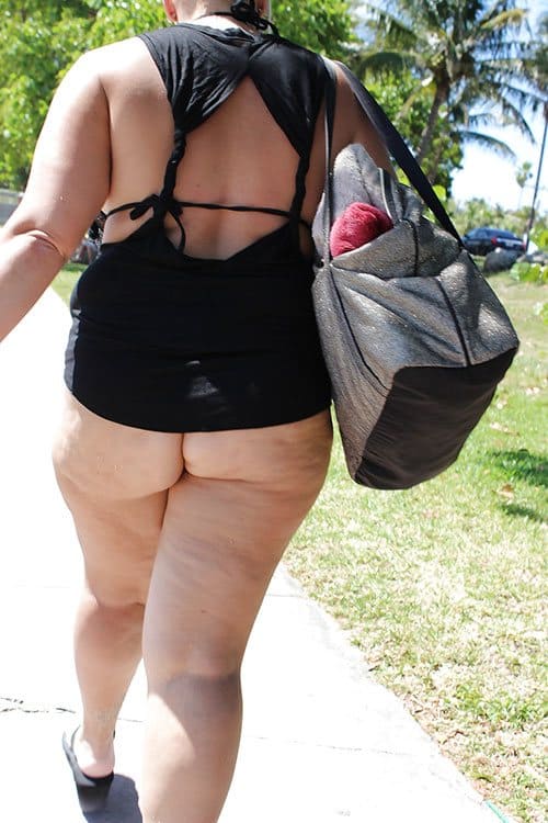 Незаметно снимаем молодую толстушку по пути на пляж 3 фото