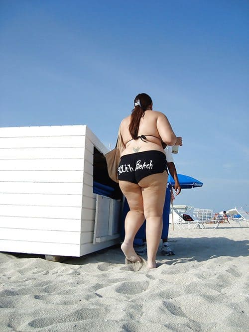 Незаметно снимаем молодую толстушку по пути на пляж 5 фото