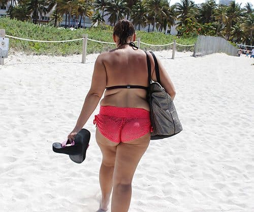 Незаметно снимаем молодую толстушку по пути на пляж 9 фото