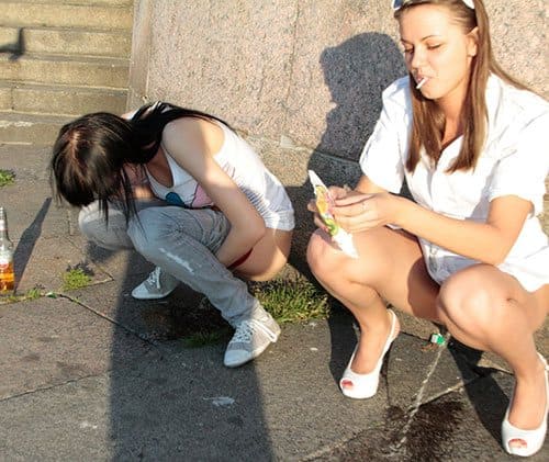 Три пьяные девчонки писают в центре города 5 фото