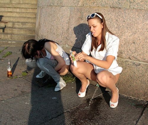Три пьяные девчонки писают в центре города 6 фото
