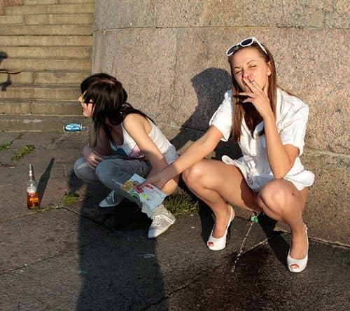 Три пьяные девчонки писают в центре города 7 фото