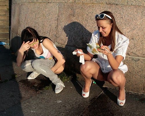 Три пьяные девчонки писают в центре города 9 фото