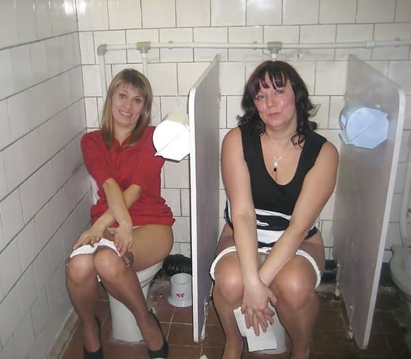 Взрослые женщины писают в общественном туалете 10 фото