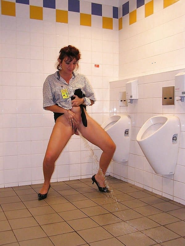 Взрослые женщины писают в общественном туалете 28 фото