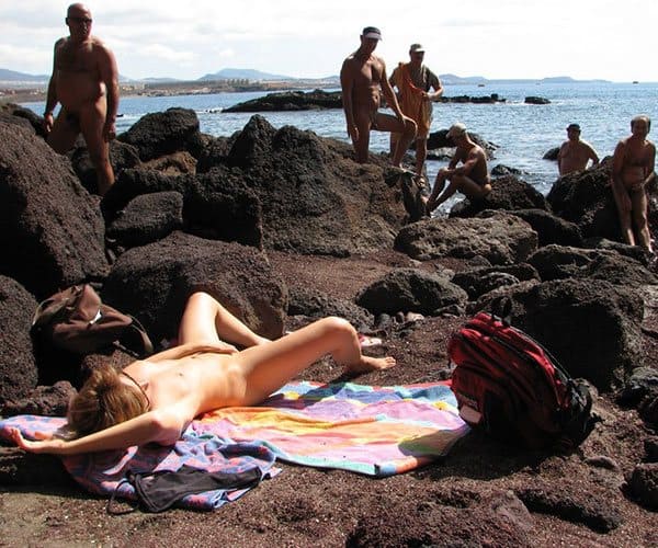 Жена мастурбирует перед толпой дрочеров на общественном пляже 1 фото