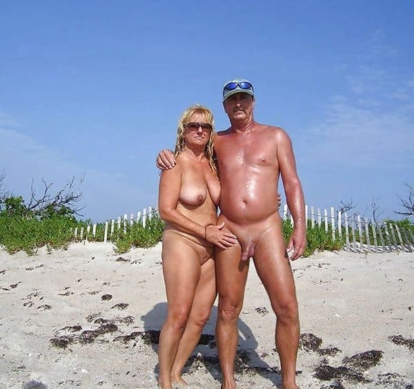 Семьи нудистов на пляже загорают и фоткаются голые 13 фото