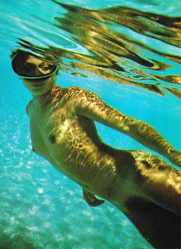 Одинокие голые девушки купаются в диких местах природы 12 фото