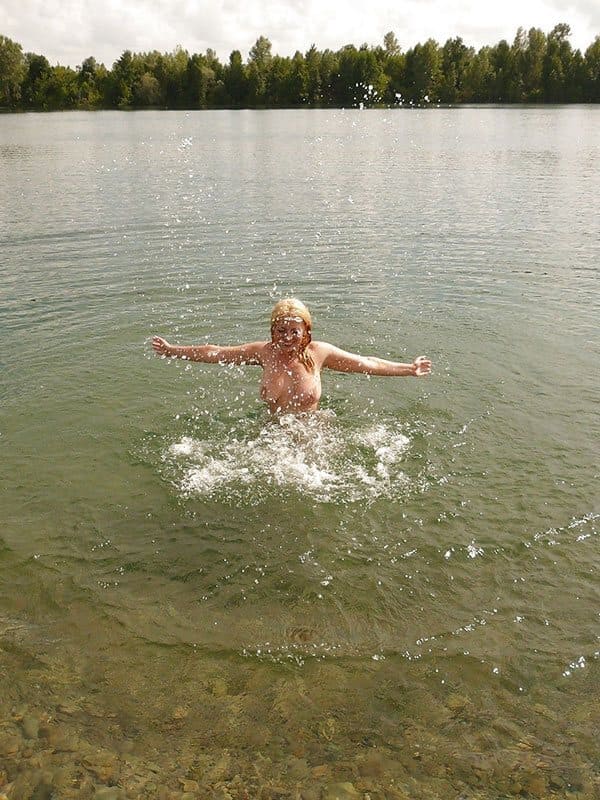 Одинокие голые девушки купаются в диких местах природы 15 фото
