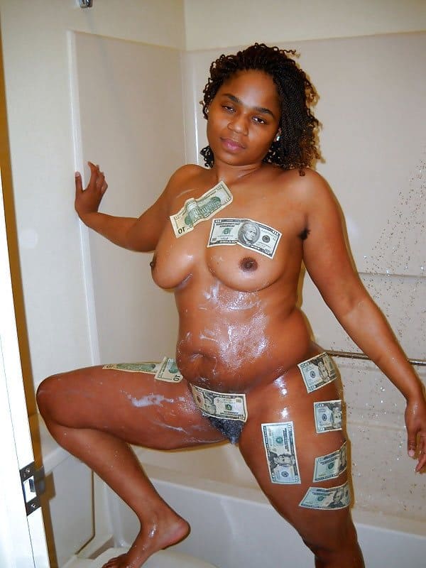Негритянка хвастается зарплатой заработанной пиздой в придорожном мотеле 1 фото