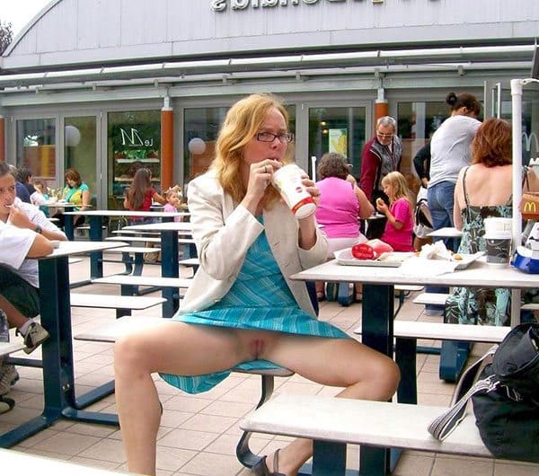Девушки светят голой пиздой в общественных местах 22 фото