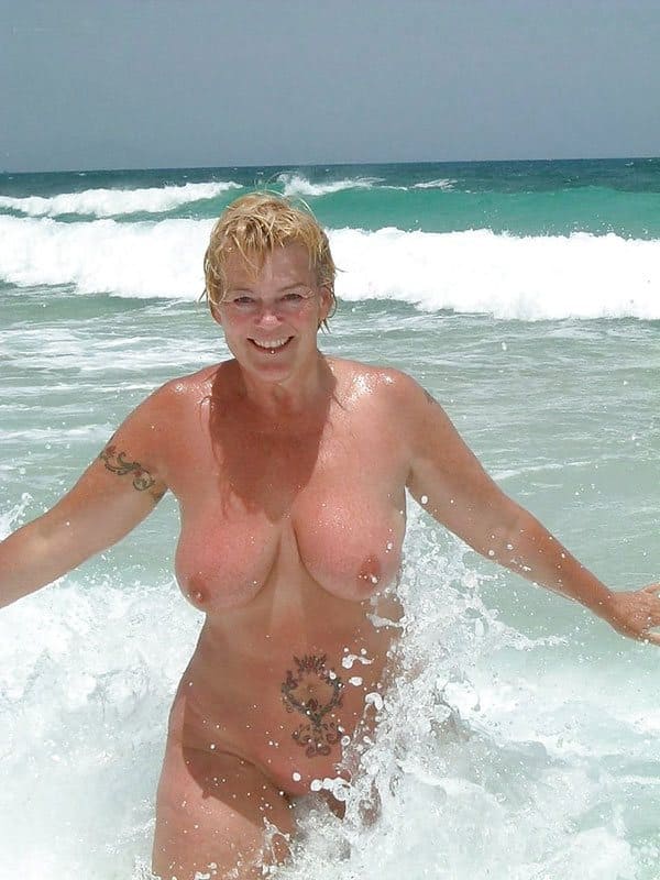 Пляжные голые мамочки 2017 горячие фото 14 фото