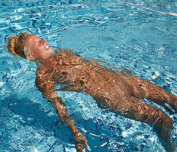 Симпатичная девчонка голышом купается в бассейне 10 фото
