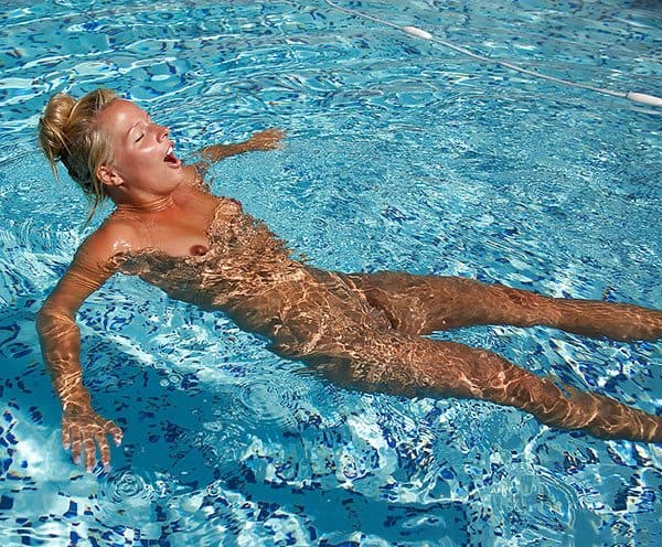 Симпатичная девчонка голышом купается в бассейне 11 фото