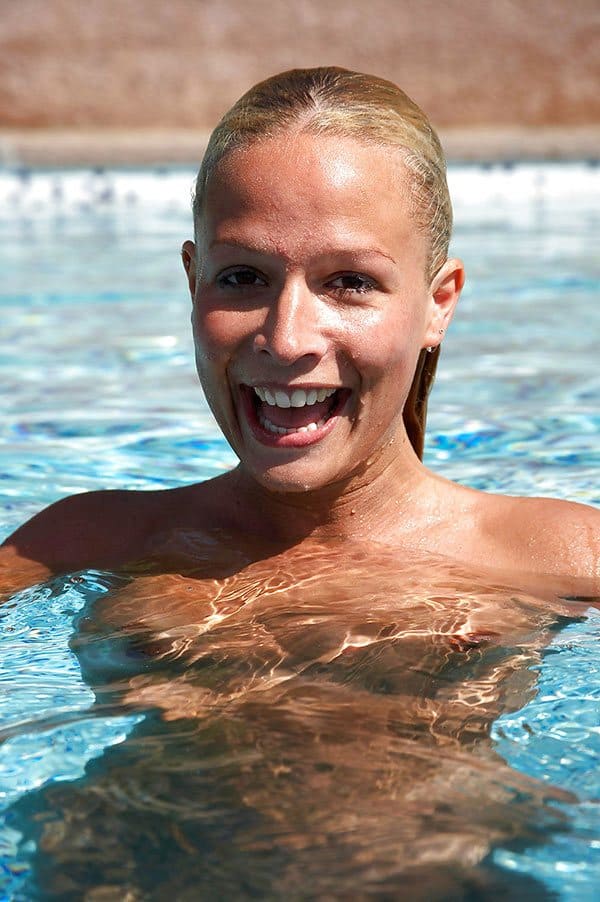 Симпатичная девчонка голышом купается в бассейне 12 фото