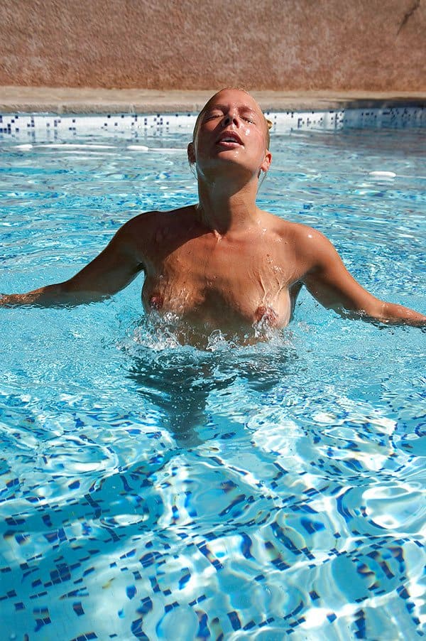 Симпатичная девчонка голышом купается в бассейне 6 фото