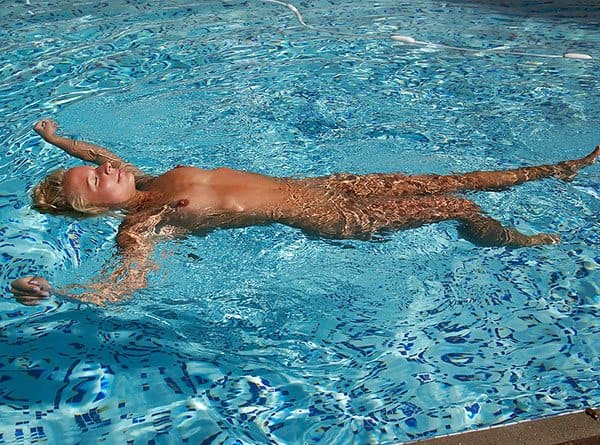 Симпатичная девчонка голышом купается в бассейне 9 фото