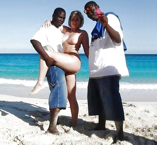 Белые женщины едут на отдых ради пляжного секса с большим черным членом 1 фото