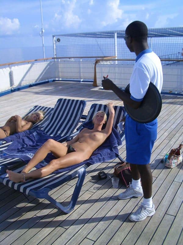 Белые женщины едут на отдых ради пляжного секса с большим черным членом 6 фото