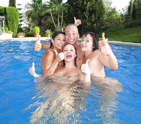 Оргия с тремя девушками в необычных позах возле бассейна 15 фото