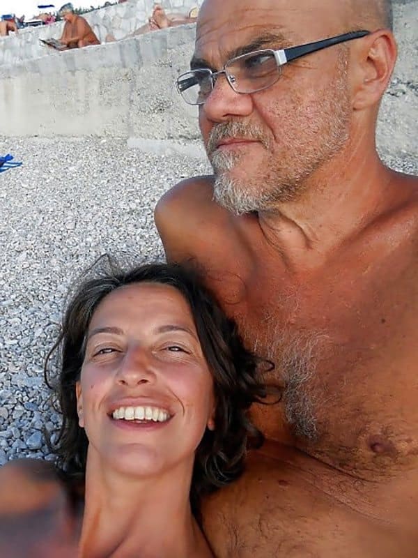 Зрелая семейная пара нудистов отдыхает на море 9 фото