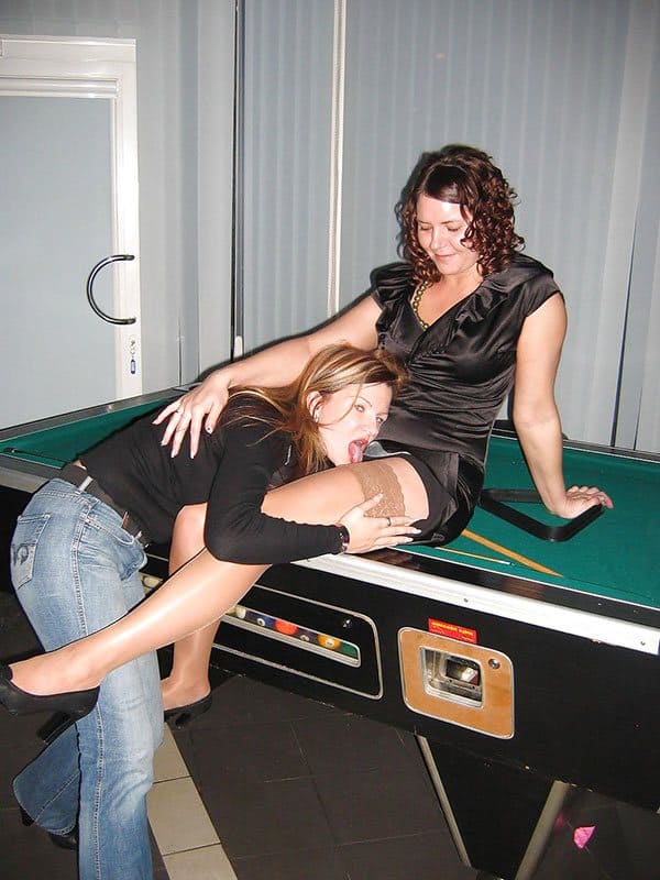 Пьяные девки задирают друг другу юбки и стягивают трусы на камеру 14 фото