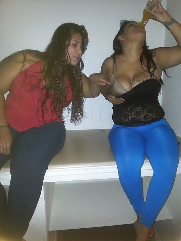 Пьяные девки задирают друг другу юбки и стягивают трусы на камеру 17 фото