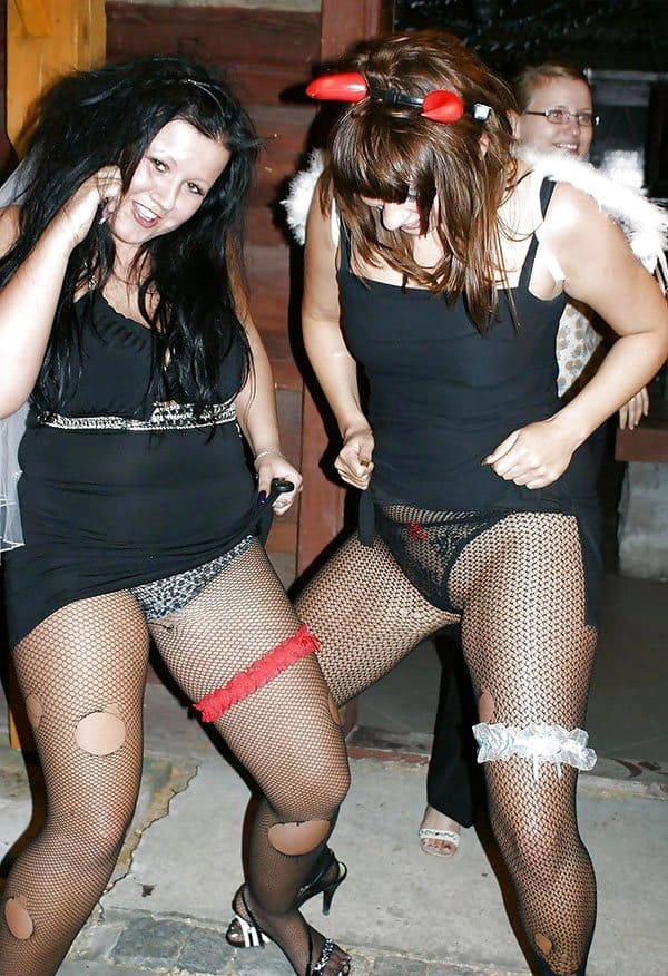 Пьяные девки задирают друг другу юбки и стягивают трусы на камеру 20 фото