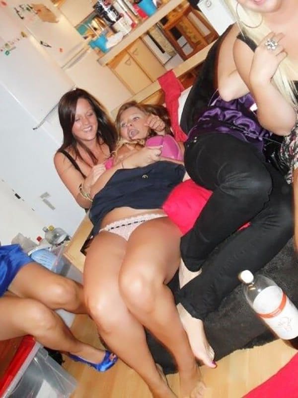 Пьяные девки задирают друг другу юбки и стягивают трусы на камеру 24 фото