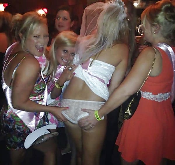 Пьяные девки задирают друг другу юбки и стягивают трусы на камеру 28 фото