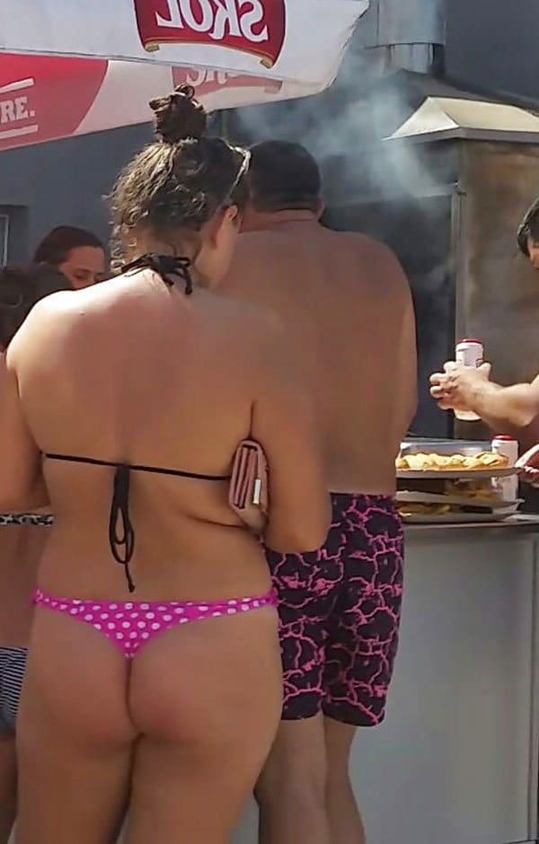 Подсмотренное девушка в розовых стрингах стоит в очереди отеля за едой 6 фото