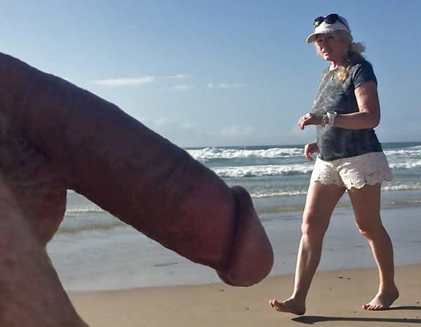 Реакция девушек на голый член эксгибициониста на пляже 8 фото