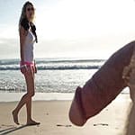 Реакция девушек на голый член эксгибициониста на пляже