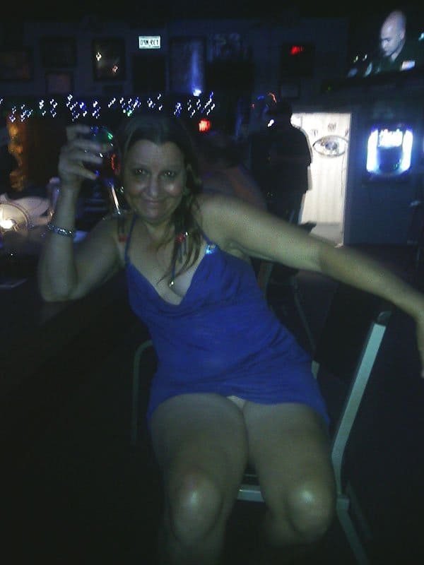 Пьяная баба бухает в баре без трусов и лифчика 1 фото