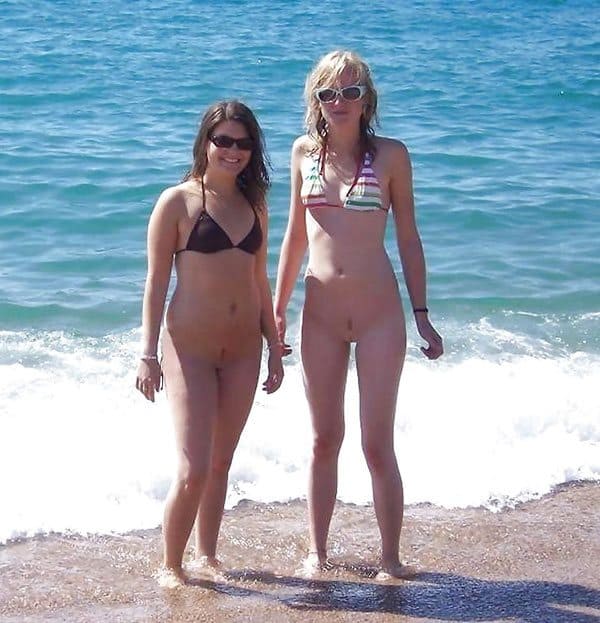 Пляжные девушки в купальнике, но без трусов 22 фото
