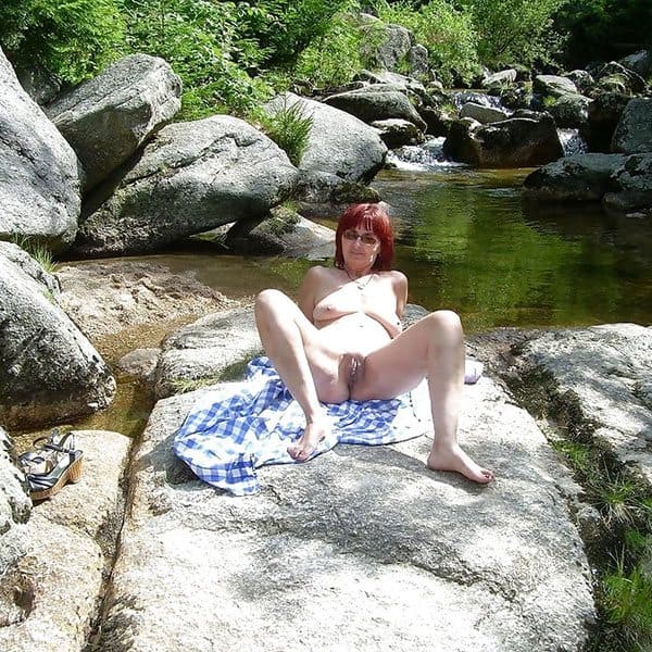 Женщина мастурбирует на природе струей воды в горной реке 3 фото