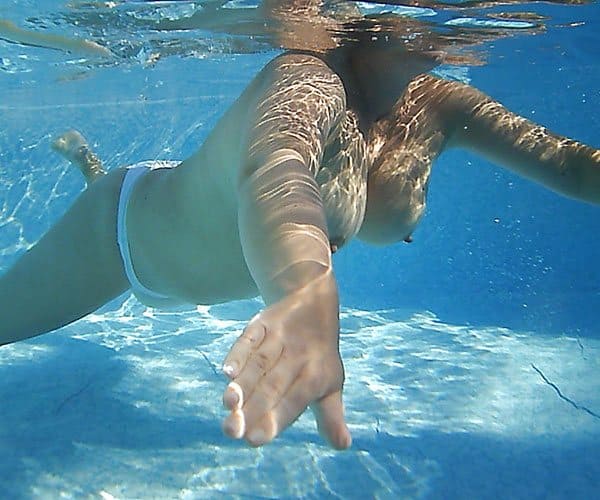 Cиськи плавают в воде и под водой фото 4 фото