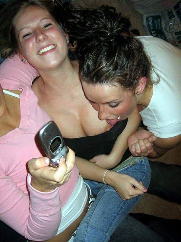Пьяные девки показывают голые сиськи на публике 17 фото