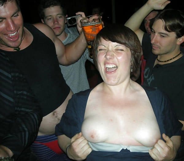 Пьяные девки показывают голые сиськи на публике 22 фото
