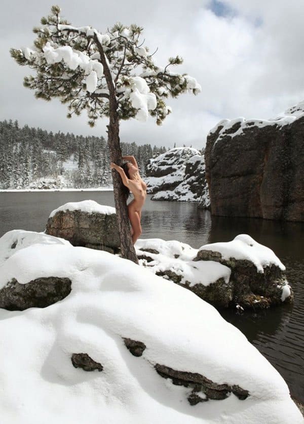 Голые девушки в зимнем лесу ню фото 5 фото