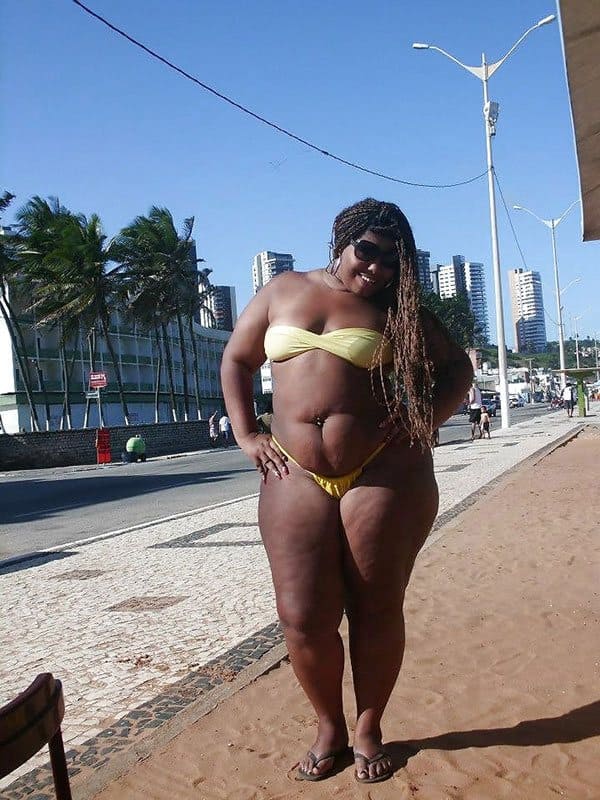 Толстые девушки на пляже одетые в бикини не по размеру 11 фото